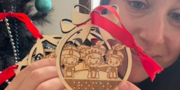 Árbol de Navidad con decoración en braille