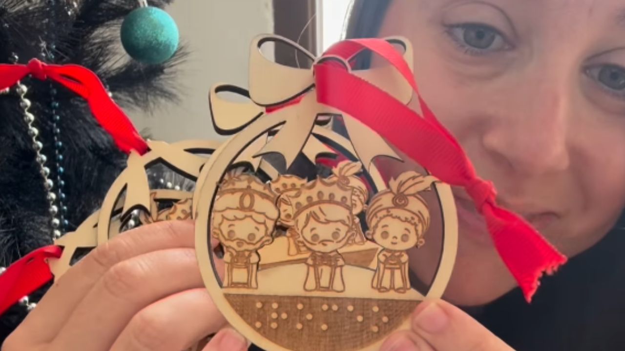 Lucía Machota muestra su árbol de Navidad ‘mágico’ con numerosos elementos en braille