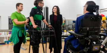 Isabel Díaz Ayuso durante su visita a la Fundación Lesionado Medular Decreto de Dependencia