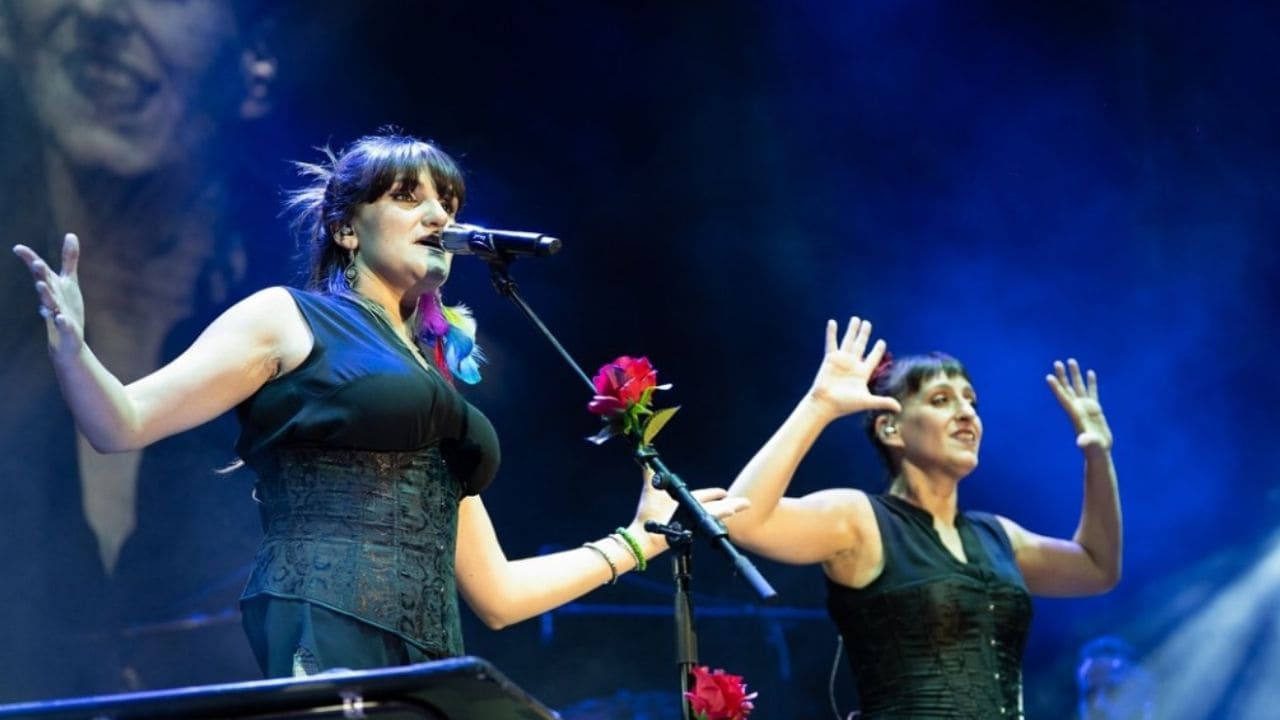 Beatriz Romero y Rozalén durante un concierto