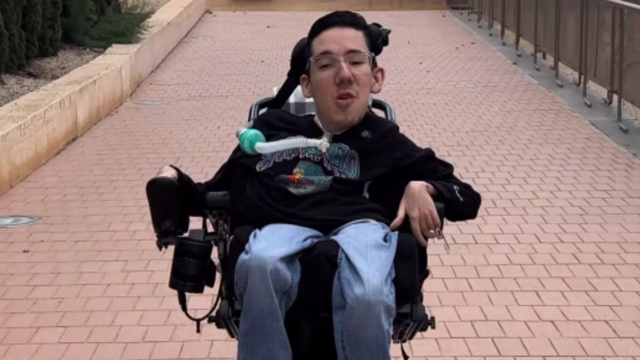 Brianeitor, joven con discapacidad, muestra la accesibilidad en los museos de Almería