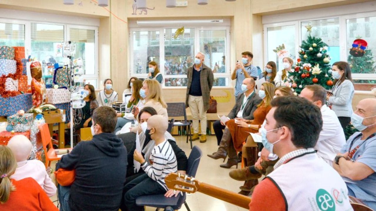 Concierto de Antoñito Molina en el Hospital Virgen del Rocío