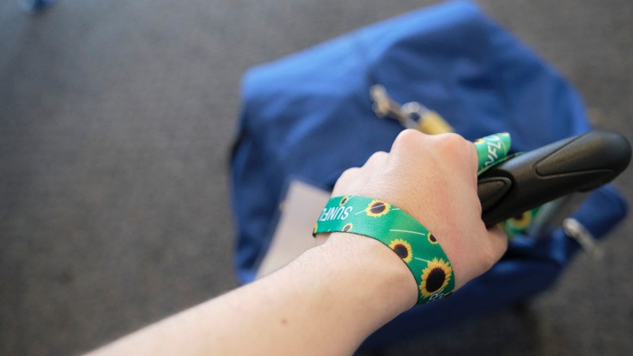 Cordón girasol para identificar a personas con discapacidades invisibles