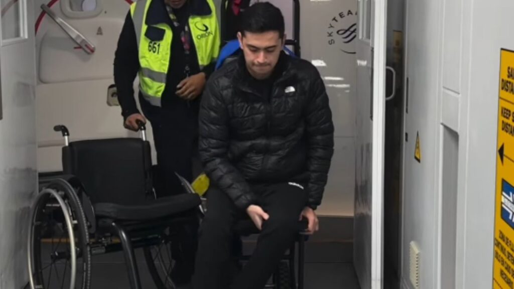 Daniel Esponda denuncia su experiencia al viajar con ‘Viva Aerobus’: «Dañaron mi silla de ruedas»