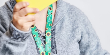 Cordón girasol para identificar a personas con discapacidades invisibles