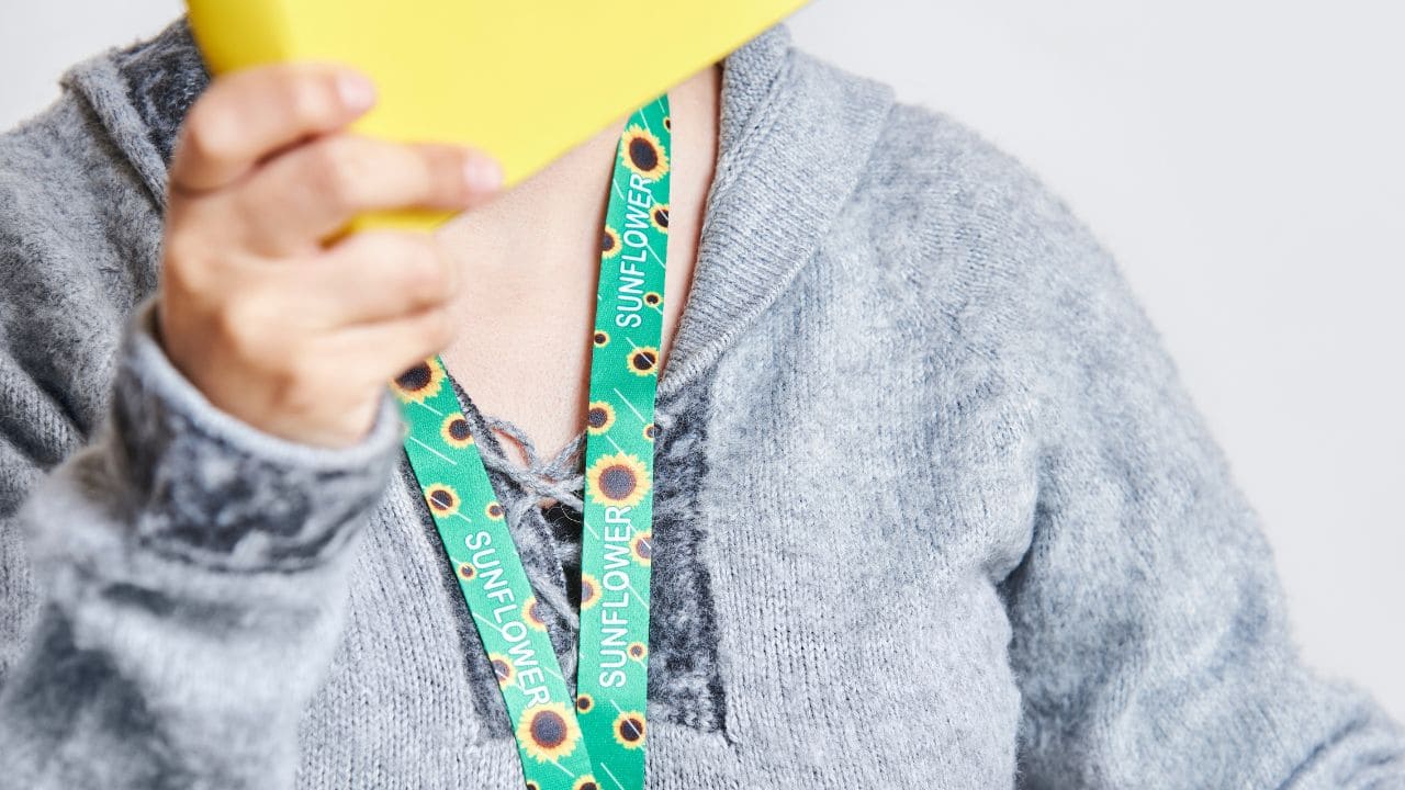 Cordón girasol para identificar a personas con discapacidades invisibles