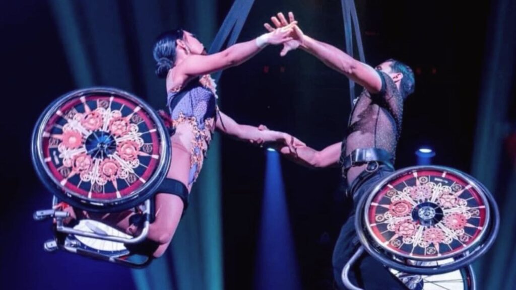 Dos bailarines en silla de ruedas logran una histórica acrobacia ‘volando’ en el circo