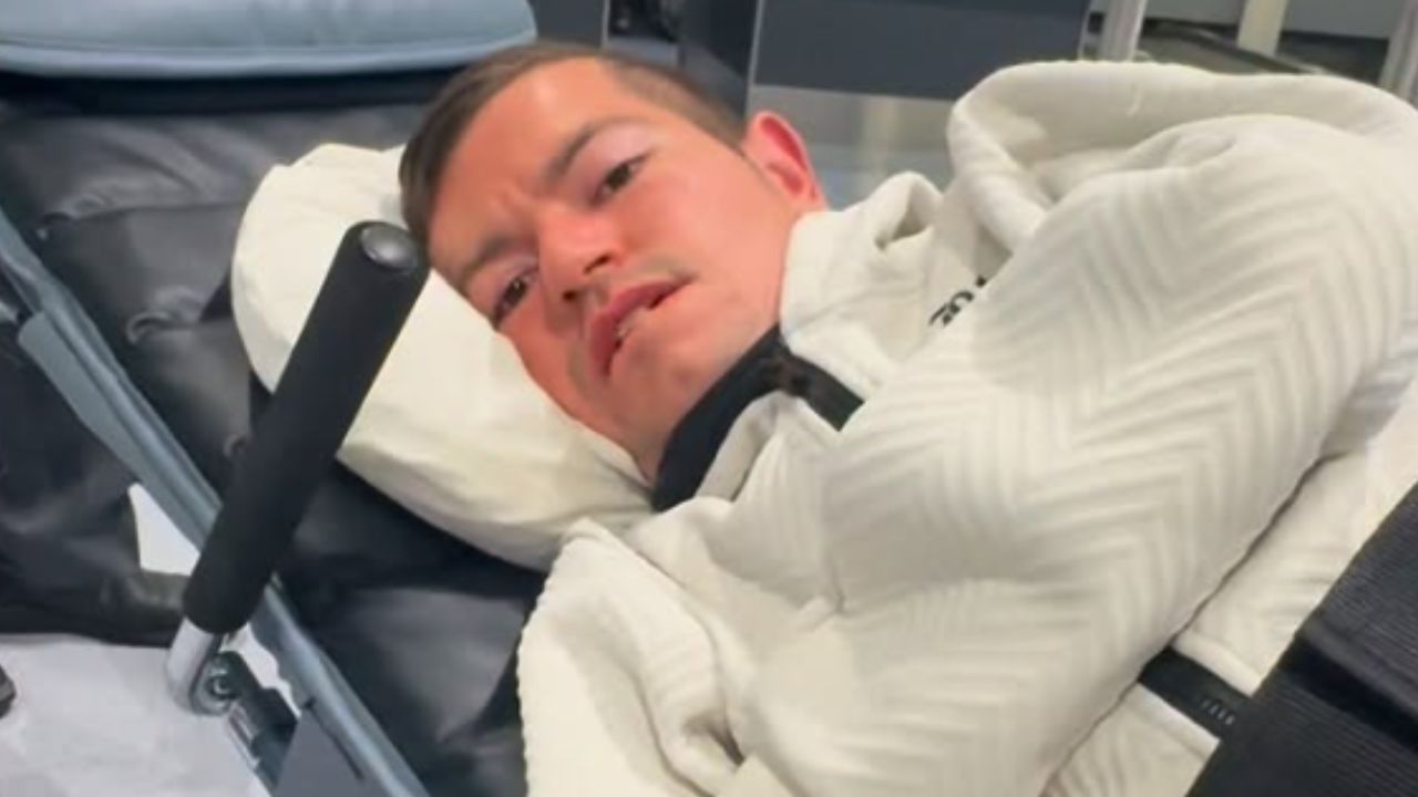 La denuncia de Edgar, joven con discapacidad: «Me han roto mi silla eléctrica de 14.000 euros en el aeropuerto»