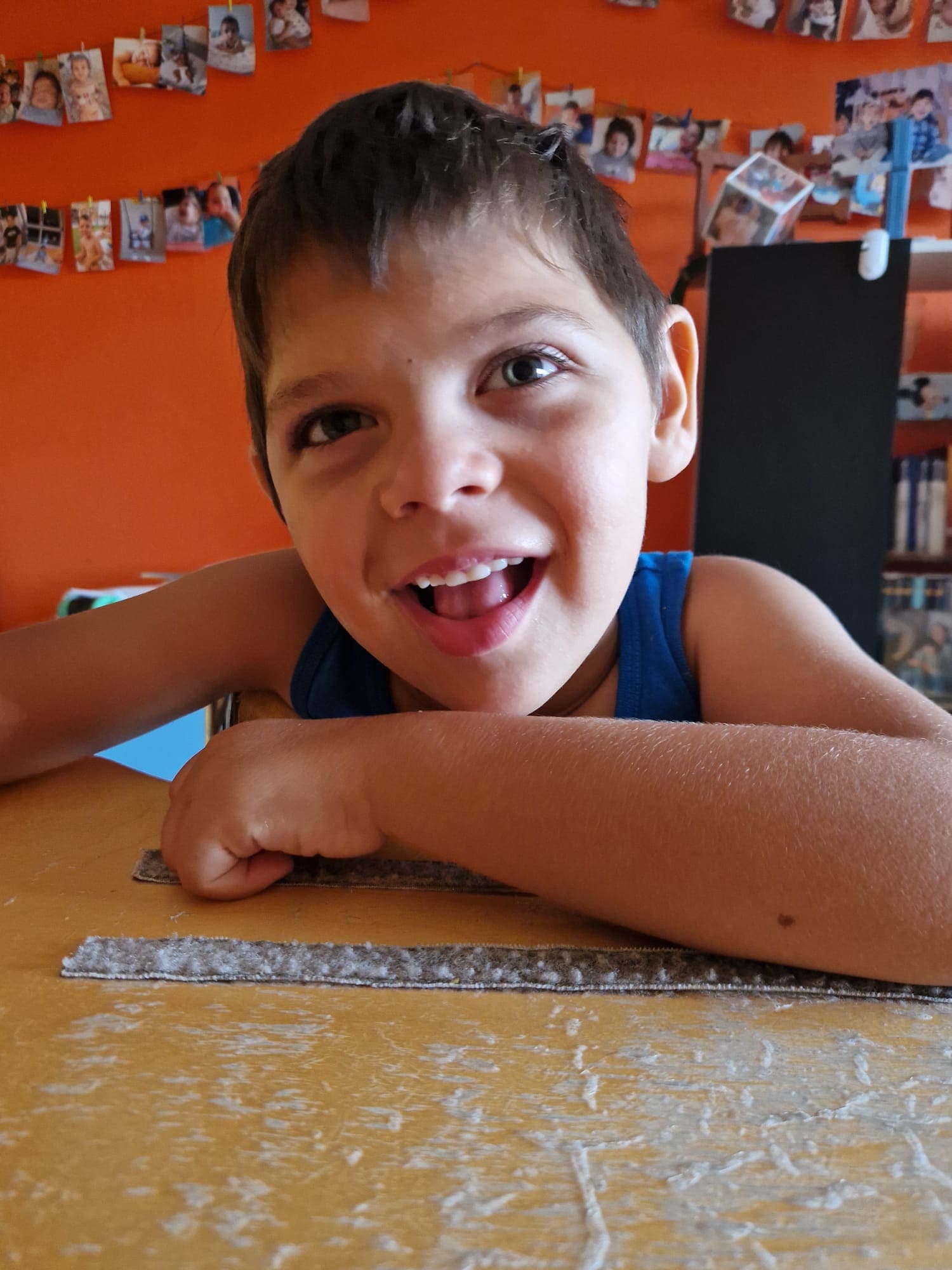 Edu, un niño de 6 años con síndrome de FOXG1: los médicos enumeraron lo que «no iba a hacer» y él lo desmiente