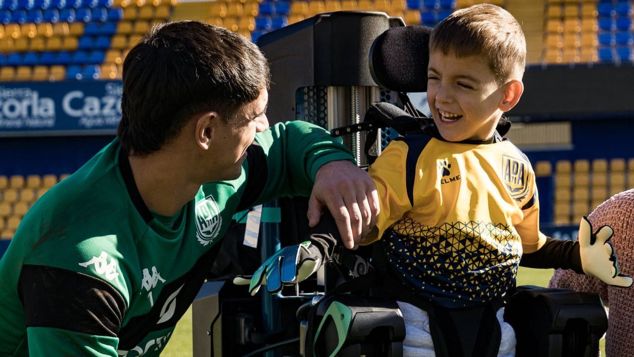 El bonito gesto de la A.D. Alcorcón con Kilian, un 'pequeño guerrero' con parálisis cerebral y epilepsia