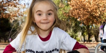 El secreto para salir adelante de Juanita, niña de siete años con agenesia de radio bilateral: "Ser siempre valiente"