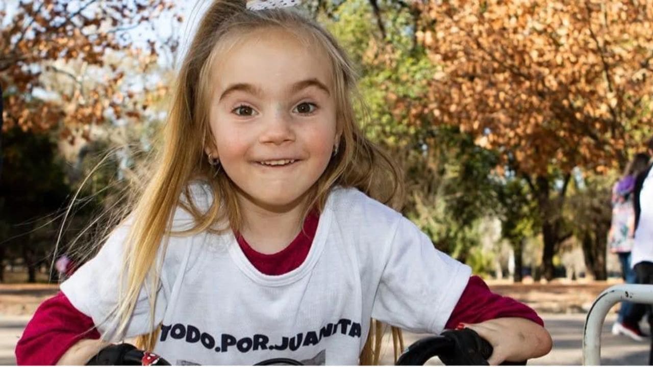 El secreto para salir adelante de Juanita, niña de siete años con agenesia de radio bilateral: «Ser siempre valiente»