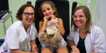 Elsa, una menor de 6 años, recupera la vista gracias a una cirugía pionera en España