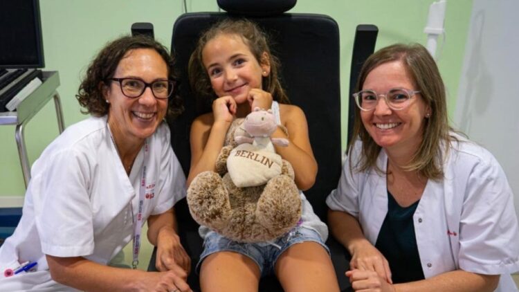 Elsa, una menor de 6 años, recupera la vista gracias a una cirugía pionera en España