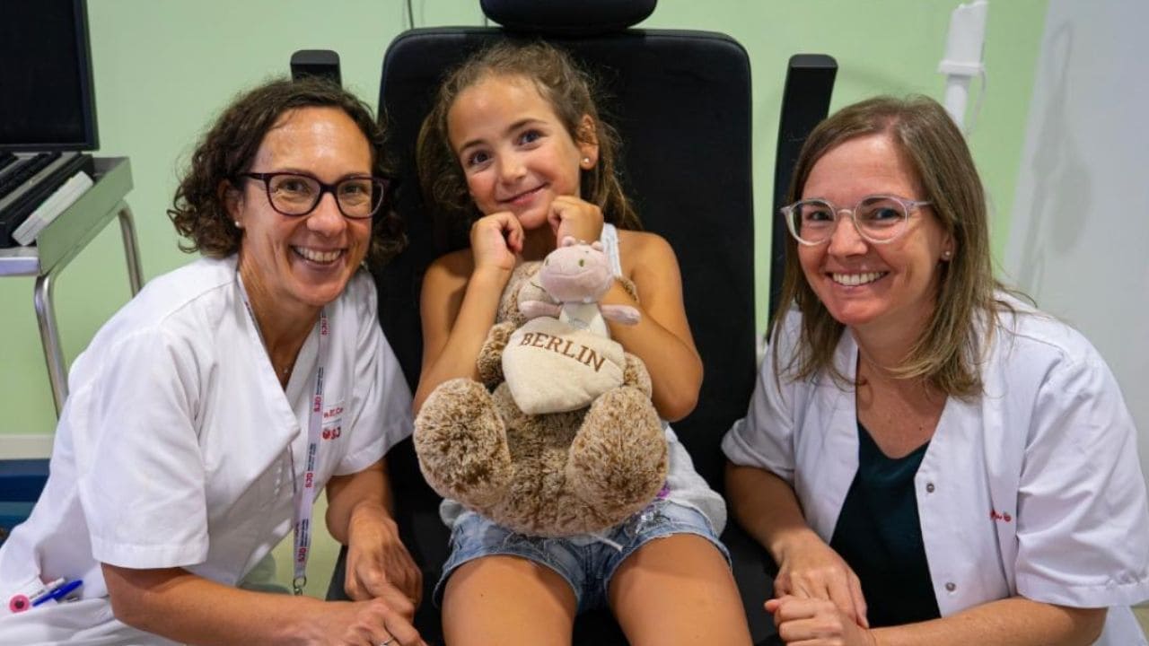Elsa, una menor de 6 años, recupera la vista gracias a una cirugía pionera en España