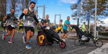 'Empujando sonrisas', una iniciativa que divulga la inclusión de las personas con discapacidad en el atletismo popular