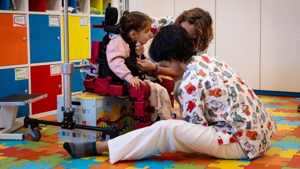 Llega a Canarias el primer exoesqueleto pediátrico del mundo para niños con discapacidad motora