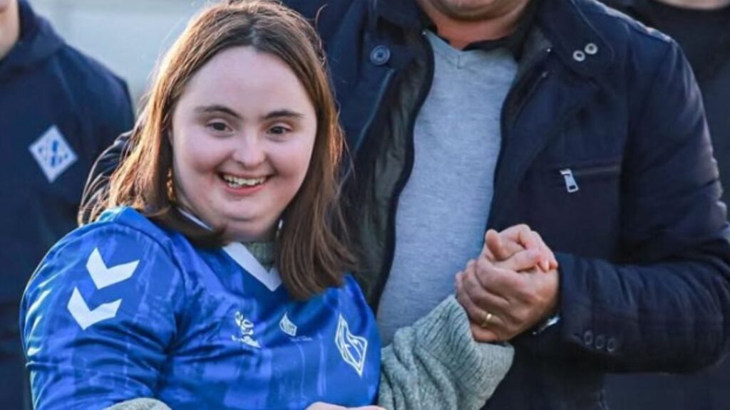 Un equipo de fútbol femenino de Lleida ficha a Indiana, joven con síndrome de Down, para su staff técnico