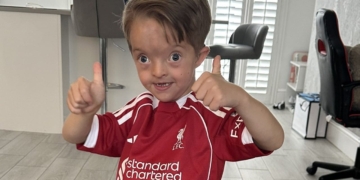 Isaac Kernaey, un pequeño aficionado del Liverpool F.C con discapacidad que 'nunca caminará sólo'
