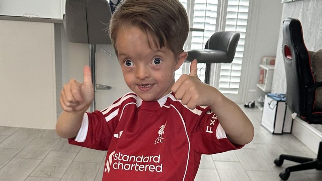 Isaac Kernaey, un pequeño aficionado del Liverpool FC con discapacidad que ‘nunca caminará sólo’