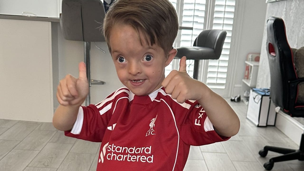 Isaac Kernaey, un pequeño aficionado del Liverpool FC con discapacidad que ‘nunca caminará sólo’