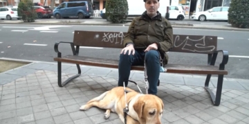 Jonatan Armengol ciego con su perro de asistencia