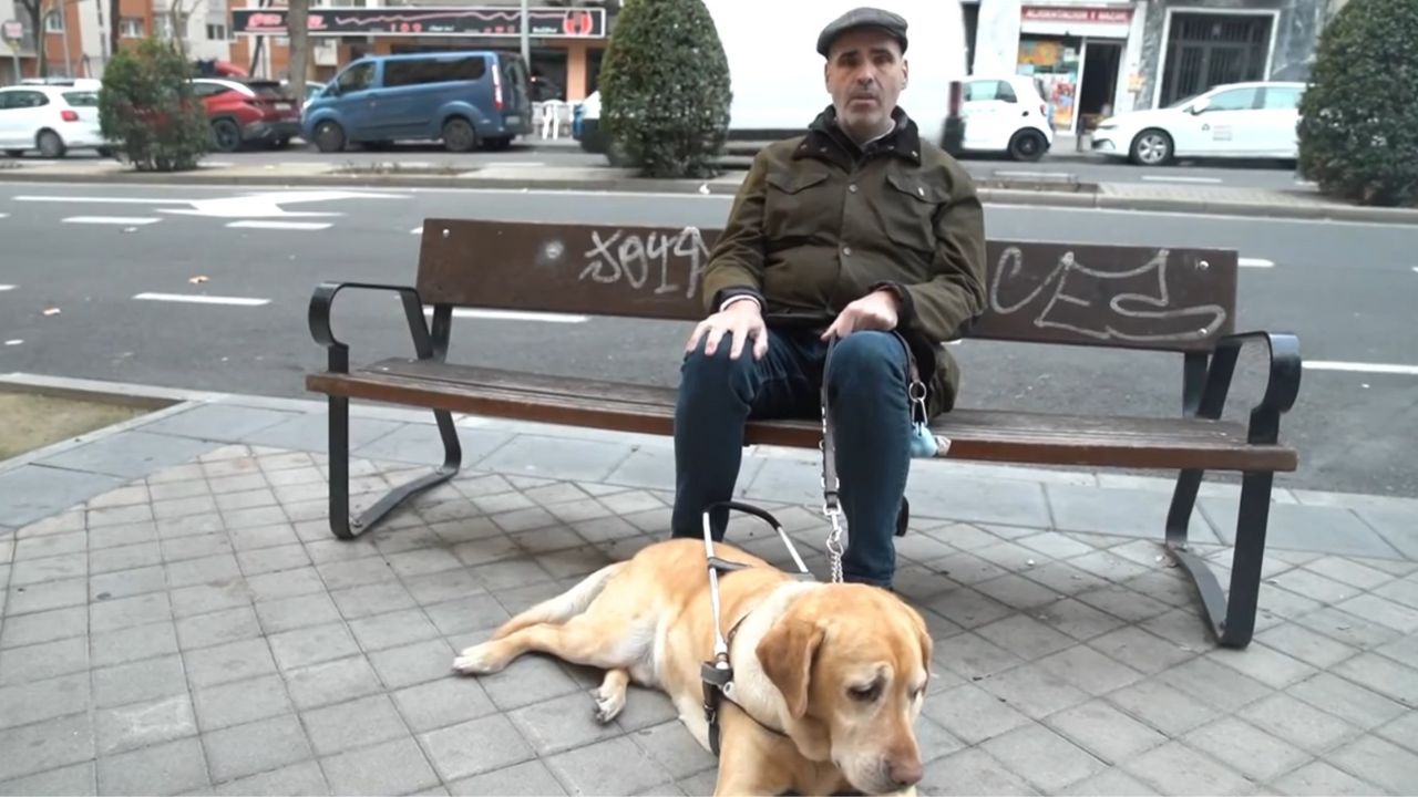 Jonatan Armengol ciego con su perro de asistencia