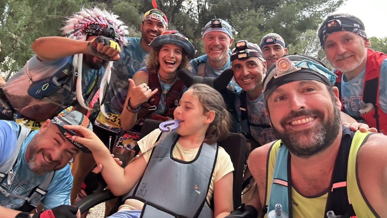 Joaquín junto a su hija Julia y su equipo de 'Indios'