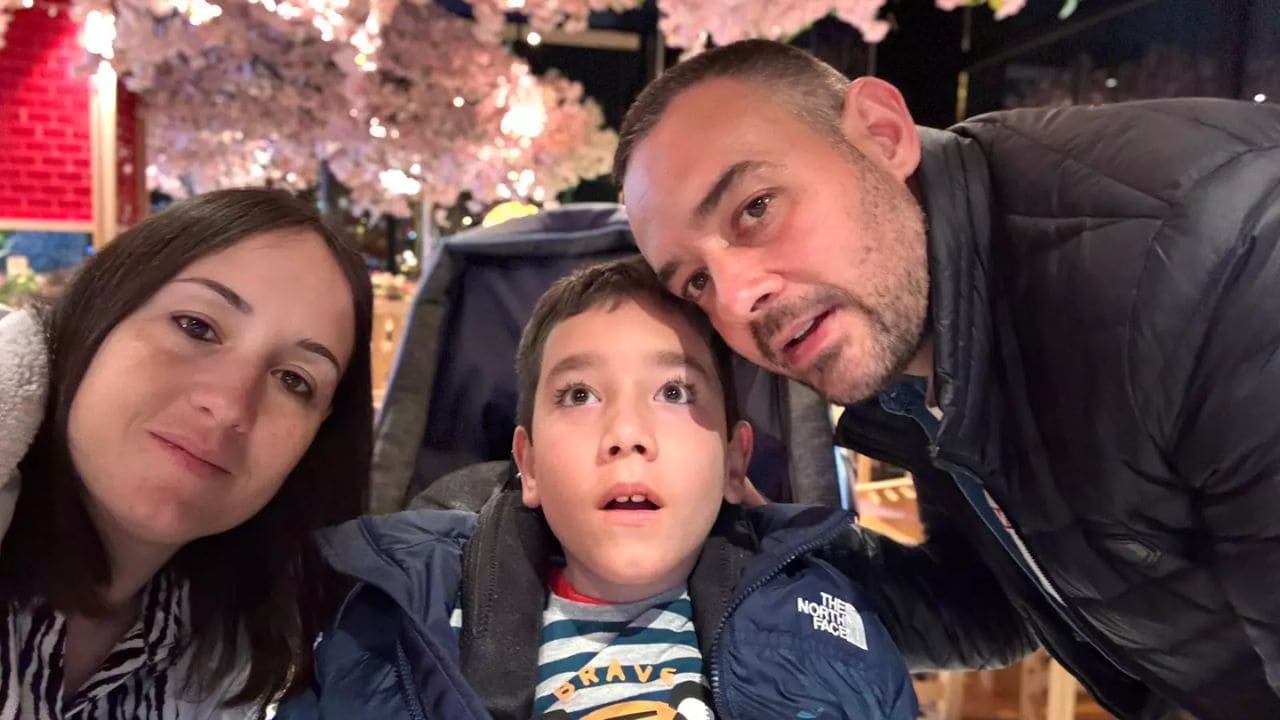 La batalla de Adrián contra la distrofia neuroaxonal infantil, una enfermedad devastadora que le roba la sonrisa