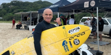 La capacidad de 'surfear la vida' de Aitor Francesena, surfista ciego: "Hay golpes que te enseñan a ver de otra manera"