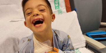La felicidad de 'Huguete', un niño con síndrome de Down, por celebrar su primera Navidad "libre de cáncer"