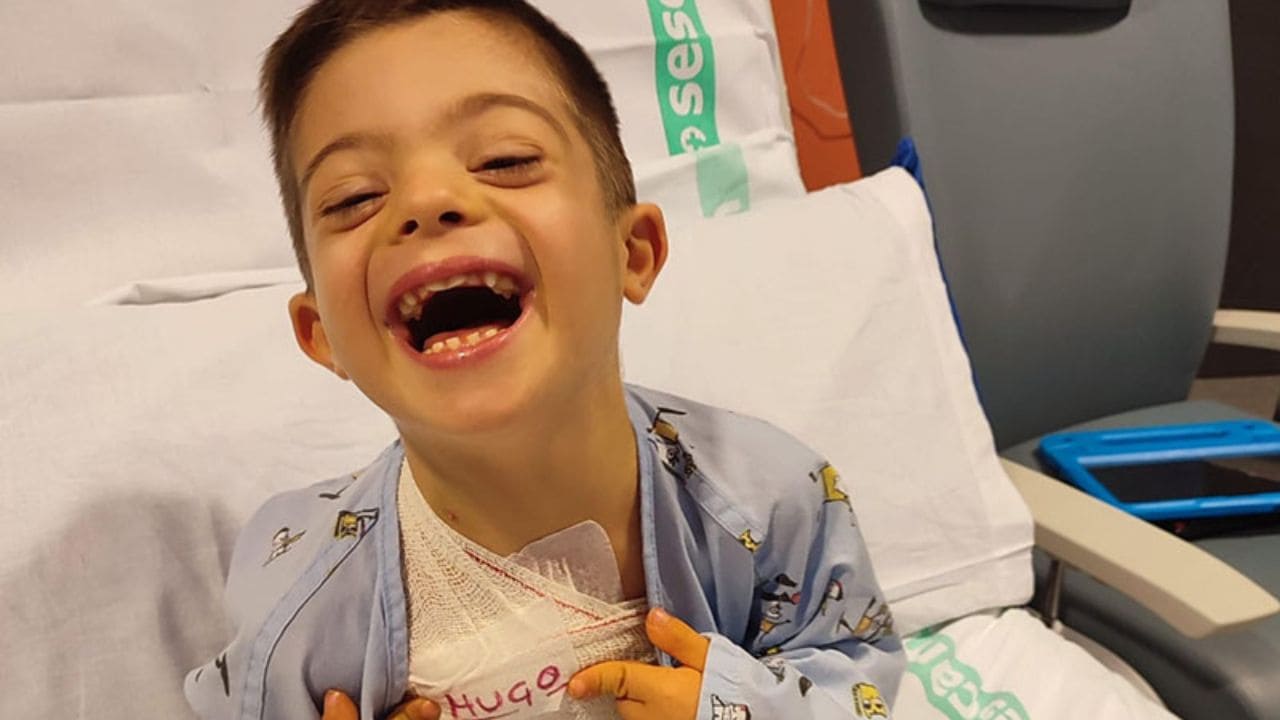 La felicidad de ‘Huguete’, un niño con síndrome de Down, por celebrar su primera Navidad «libre de cáncer»