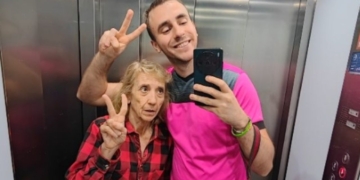 Luis Lozano junto a su madre, diagnosticada con Alzheimer