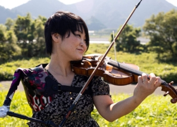 Manami Ito, primera violinista con una prótesis de hombro de un solo brazo
