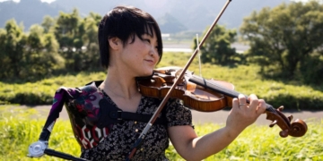 Manami Ito, primera violinista con una prótesis de hombro de un solo brazo