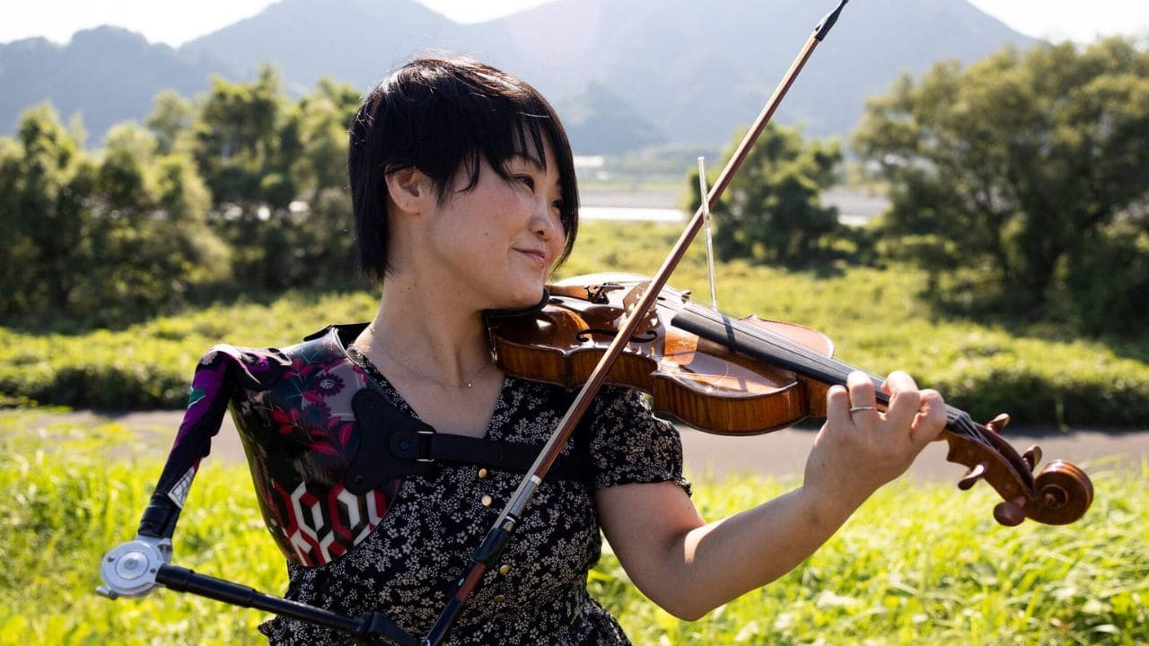 Manami Ito, primera violinista con una prótesis de hombro de un solo brazo