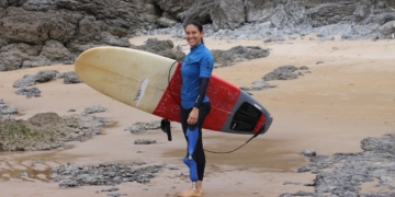 Mireia Cabañes, una estrella del surf adaptado que perdió la pierna izquierda con siete años