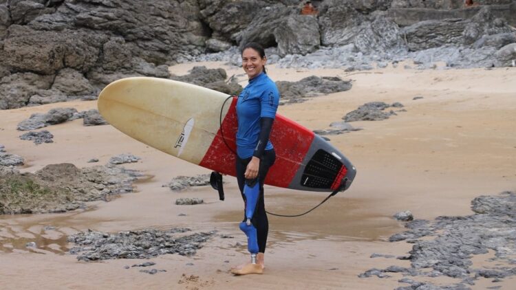 Mireia Cabañes, una estrella del surf adaptado que perdió la pierna izquierda con siete años