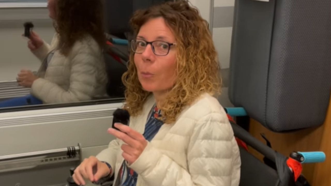 Montse Font muestra la accesibilidad en los trenes Avlo de Renfe: «Todo bastante bien»