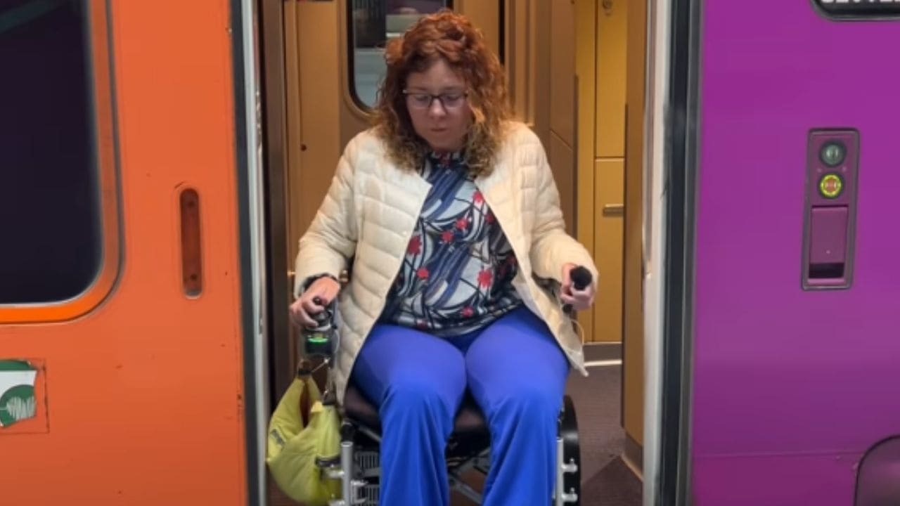 Montse Font muestra la accesibilidad en los trenes Avlo
