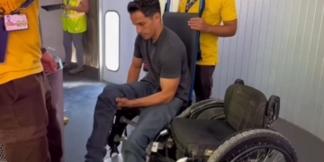 Pablo Tovar viajando en avión en silla de ruedas