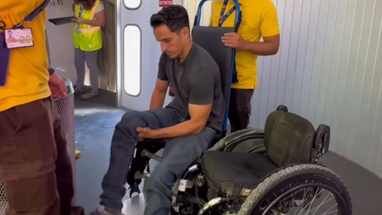 Pablo Tovar viajando en avión en silla de ruedas