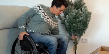 Pablo Tovar muestra cómo montar el árbol de Navidad estando en silla de ruedas