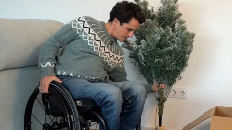 Pablo Tovar muestra cómo montar el árbol de Navidad estando en silla de ruedas