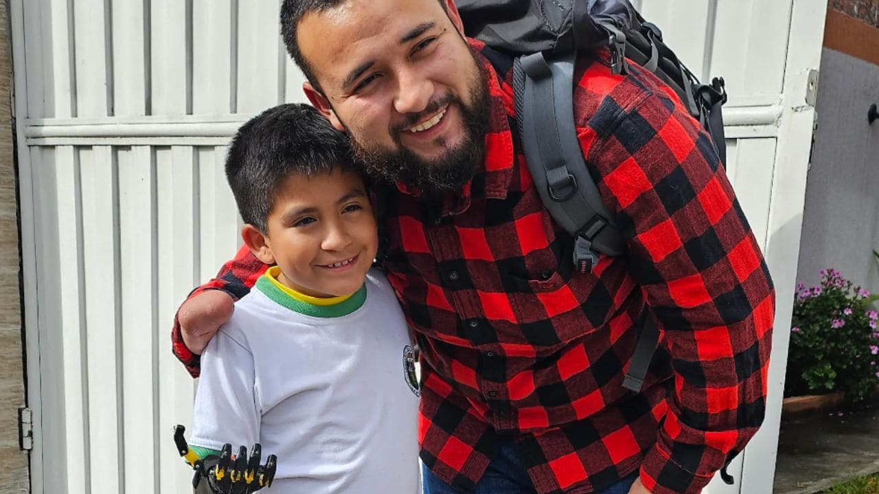 ‘Paco El Morlaco’, un proyecto solidario que crea prótesis de brazos para recuperar la «movilidad y la confianza»
