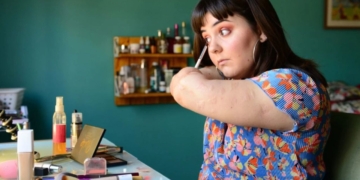 Paloma López, maquilladora sin brazos debido a una meningitis: mirar la discapacidad desde la posibilidad