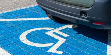 Joaquín, padre de una niña con discapacidad, pide respeto por las plazas PMR