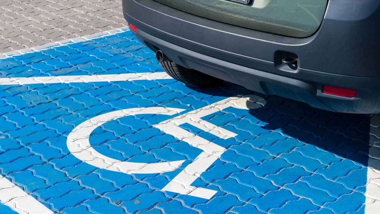 Joaquín, padre de una niña con discapacidad, pide respeto por las plazas PMR