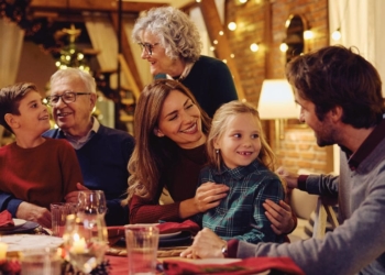Pautas para hacer accesibles las comidas familiares para personas mayores con pérdida auditiva