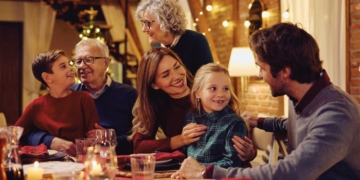 Pautas para hacer accesibles las comidas familiares para personas mayores con pérdida auditiva